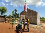 Hari Kesaktian Pancasila,Anggota TNI dan masyarakat kibarkan Bendera Merah Putih