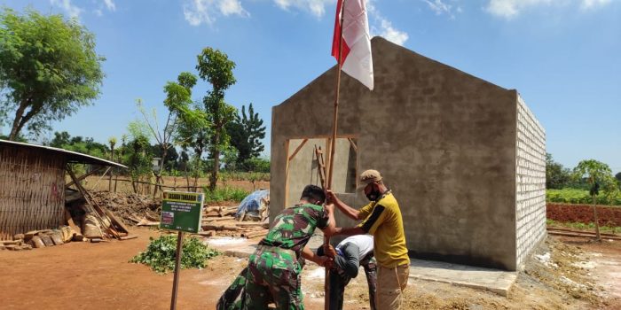 Hari Kesaktian Pancasila,Anggota TNI dan masyarakat kibarkan Bendera Merah Putih