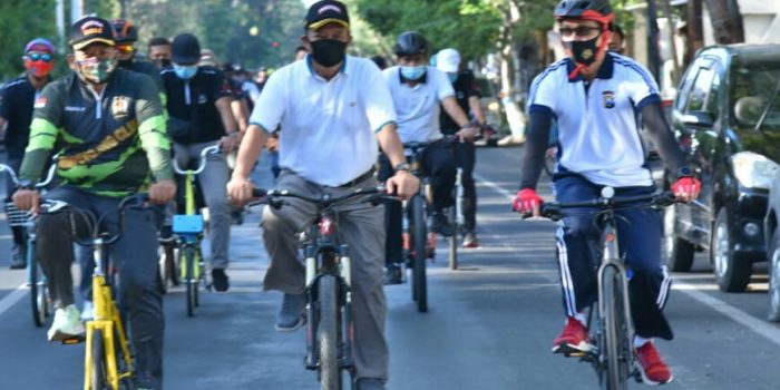 Sambut Hut TNI-75,Kodim Lamongan gelar Bakti sosial dan Gowes bareng forkopimda