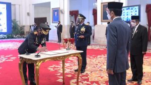 Panji Tribrata Diserah Terimakan dari Jenderal Idham Aziz kepada Jenderal Listyo Sigit