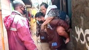 Kapolsek Cilandak AKP Iskandarsyah Gendong Warga Saat Evakuasi Banjir