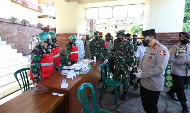 kapolri dan panglima tinjau di pasar tradisional di bali