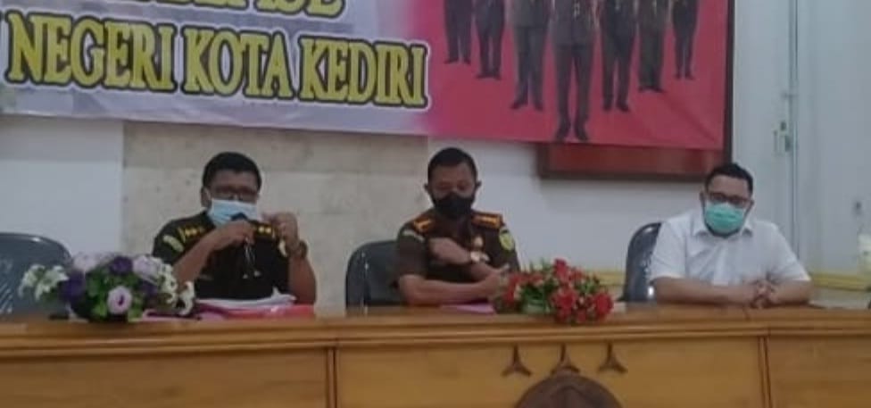 Dugaan korupsi proyek pengadaan ATK di lingkungan Dinas Pendidikan Kota Kediri, senilai Rp.906.632.500, ditangani kejaksaan negeri Kota Kediri.