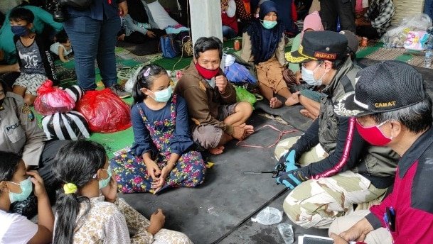 korban tanah longsor di nmgetos nganjuk bersama bupati nganjuk novi rahman