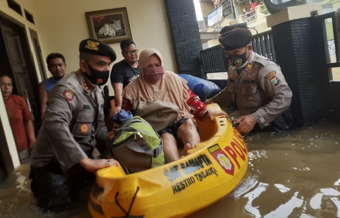 Personil gabungan  TNI dan POLRI gerak cepat nembantu evakuasi korban kebanjiran di Jakarta dan Bekasi