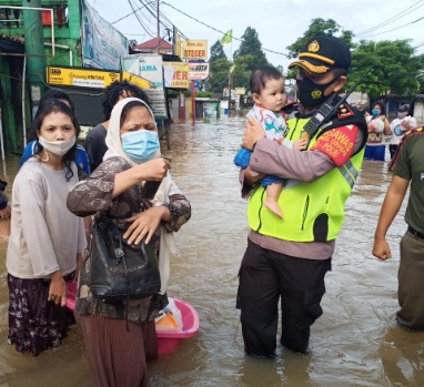 Personil gabungan  TNI dan POLRI gerak cepat nembantu evakuasi korban kebanjiran di Jakarta dan Bekasi