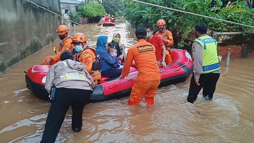 Personil gabungan  TNI dan POLRI gerak cepat nembantu evakuasi korban kebanjiran di Jakarta dan Bekasi