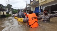 Personel Gabungan TNI dan POLRI Gerak Cepat Bantu Evakuasi korban yang kebanjiran