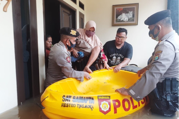 Personil gabungan  TNI dan POLRI gerak cepat nembantu evakuasi korban kebanjiran di Jakarta dan Bekasi