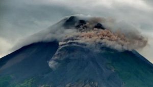 Gunung Merapi Semburkan Lava Pijar 17 Kali Selama Enam Jam