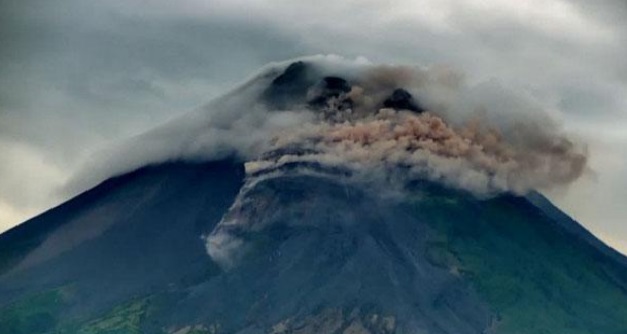 Gunung Merapi Meletus Muntahkan Lava Pijar dari Dua Kubah Gunung Hingga Terlempar 1000 Meter