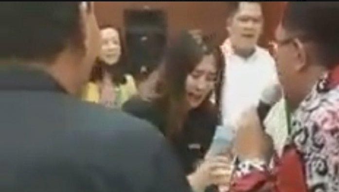 video-viral-walikota-blitar-dengan-wanita-sexi-tanpa-pakai-masker