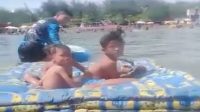 3 Bocah Naik Kasur Terseret Ombak ke Tengah Laut