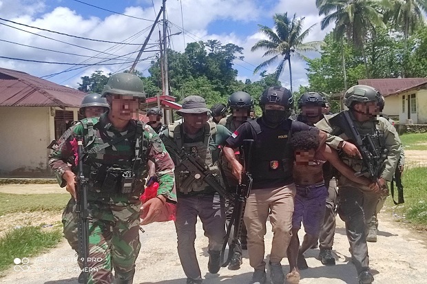 Tiga Terduga Pelaku Penyerangan Pos Koramil Kisor Diringkus