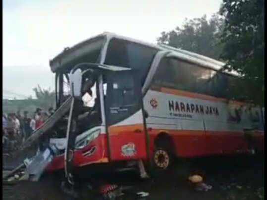 4 Fakta Kecelakaan Maut Antara Bus Pariwisata Harapan Jaya Vs Kereta Api