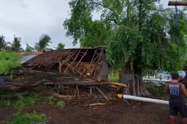 4 Perahu dan 1 Rumah Warga di Karangasem Hancur