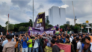 Aksi Demonstrasi Berujung Ricuh di Patung Kuda Monas!