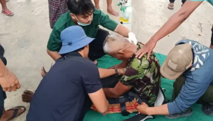 Aksi Dramatis Evakuasi Pria Pingsan di Atas Pohon Setinggi 15 Meter di Kepung Kediri