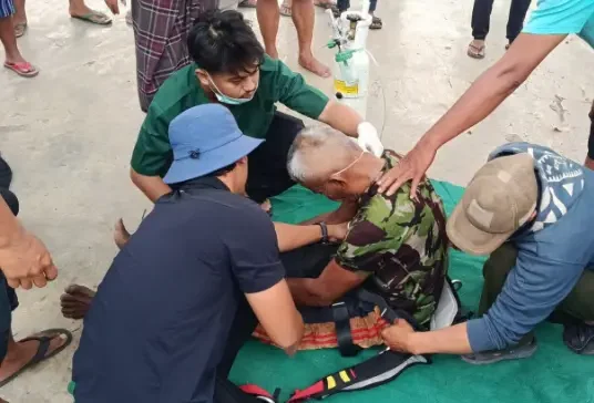 Aksi Dramatis Evakuasi Pria Pingsan di Atas Pohon Setinggi 15 Meter di Kepung Kediri