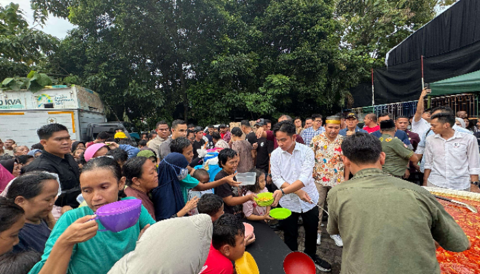 Aksi Sosial Ramadhan: Gibran Bantu Chef Bobon Masak Tongseng Raksasa