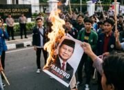 Aksi demo mahasiswa di Grahadi Surabaya hari ini diwarnai aksi bakar poster Presiden Prabowo. Mereka menuntut pembatalan program makan bergizi gratis.