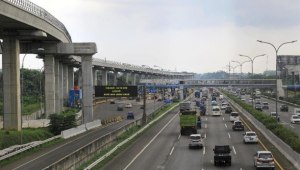 Anak Menyeberang Tol, Tabrakan Beruntun di Tol Jagorawi!