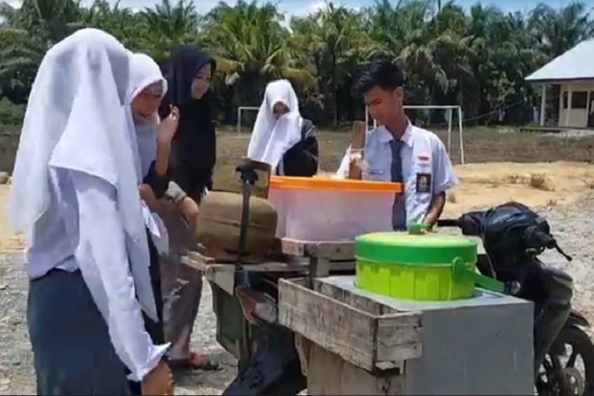 Anak Yatim yang Bantu Ibunya Jualan Siomay Sambil Sekolah