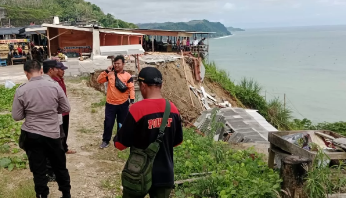 Ancaman Longsor Intai Jalur Lintas Selatan Tulungagung Akibat Kondisi Lereng Tebing Belum Stabil