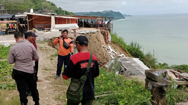 Ancaman Longsor Intai Jalur Lintas Selatan Tulungagung Akibat Kondisi Lereng Tebing Belum Stabil