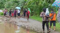 Anggota Polisi Brigadir Safly Siodo Selamatkan Ibu dan Balita dari Terjangan Banjir