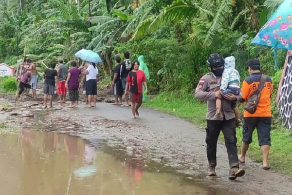 Anggota Polisi Brigadir Safly Siodo Selamatkan Ibu dan Balita dari Terjangan Banjir