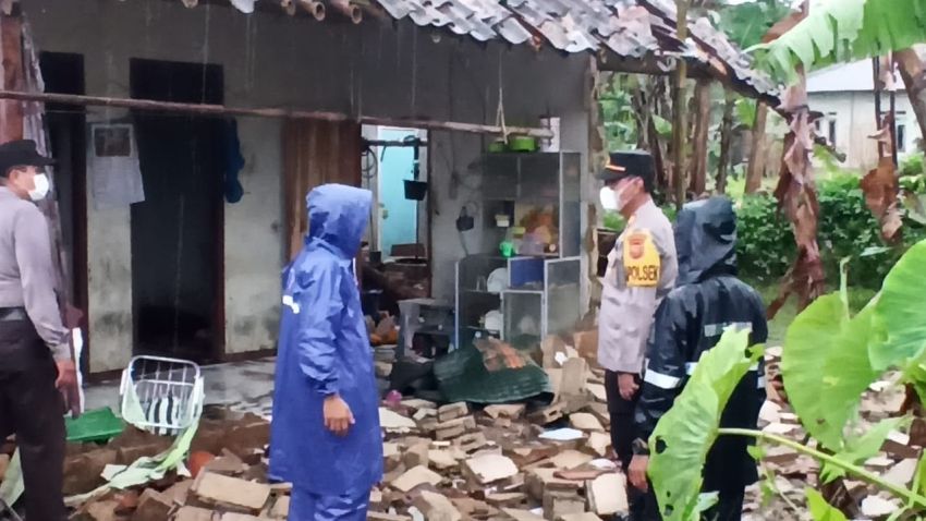 Angin Puting Beliung Rusakkan 90 Rumah, Warga Mengungsi