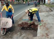 Antisipasi Banjir, DPUPR Kota Kediri Turun Tangan Lakukan Aksi Pembersihan Saluran Air