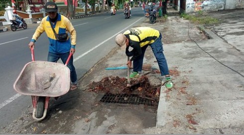 Antisipasi Banjir, DPUPR Kota Kediri Turun Tangan Lakukan Aksi Pembersihan Saluran Air