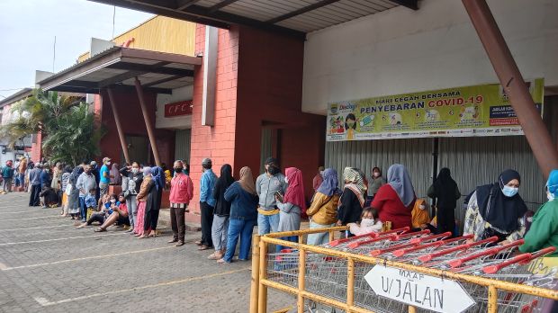 Antrian Warga Berjam jam Berjuang Demi Selisih Harga Minyak Goreng