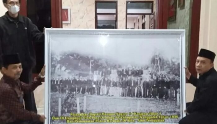 Artefak Langka Terungkap, Foto Pelantikan Kanjeng Jimat 1830 Diserahkan ke DPRD Trenggalek