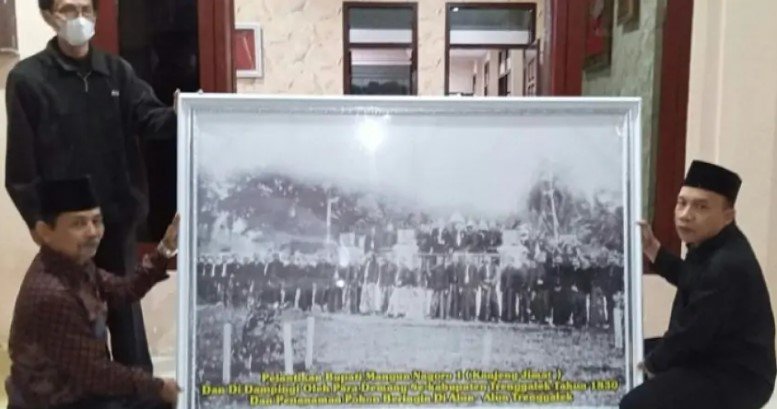 Artefak Langka Terungkap, Foto Pelantikan Kanjeng Jimat 1830 Diserahkan ke DPRD Trenggalek