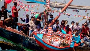 Arung Laut dan Per-peran Meriahkan Lebaran Ketupat di Madura