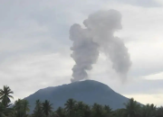 Awas! Gunung Ibu di Halmahera Naik Status, Erupsi hingga 4 Kilometer