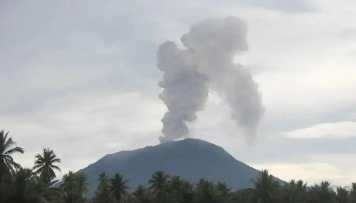 Awas! Gunung Ibu di Halmahera Naik Status, Erupsi hingga 4 Kilometer