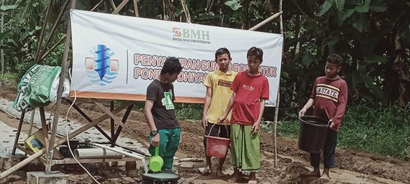 BMH Bangun Sumur Bor di Pesantren Dhiyaul Haqq Serang Banten