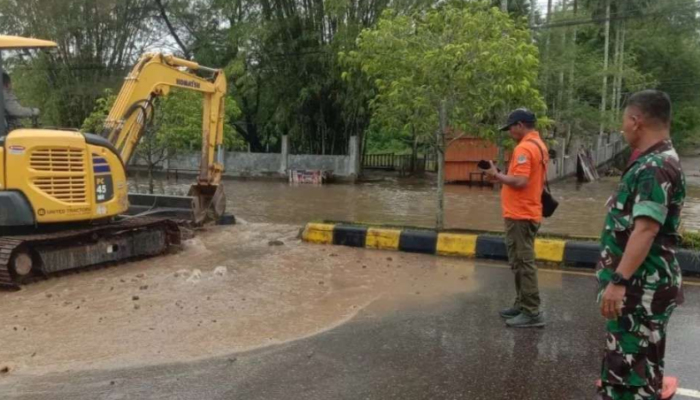 BNPB Terpaksa Jebol Trotoar untuk Atasi Banjir Parah di Paser, Kaltim