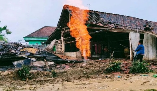 Warga Bangsal Sampang, Tersulut Api Sumur Hingga Tubuh dan Rumah Terbakar