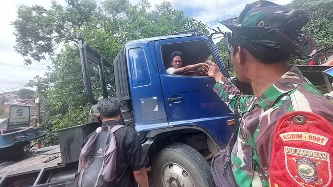 Babinsa Sungai Dama gadai motornya Rp10 juta Untuk Menolong Truk Trailer Yang Nyaris Roboh