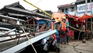 Baliho Raksasa Diterjang Angin Kencang, 7 Motor Rusak dan 2 Warga Luka