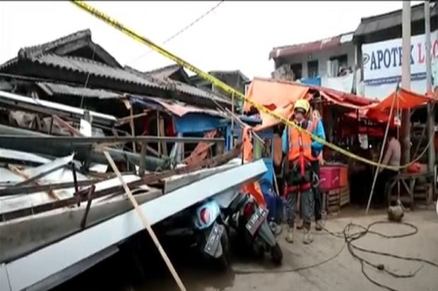 Baliho Raksasa Diterjang Angin Kencang, 7 Motor Rusak dan 2 Warga Luka