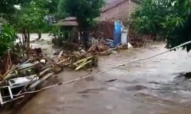 Banjir Bandang di Brebes Hanyutkan 5 Rumah