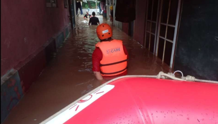 Banjir Jabodetabek Seluruh Warga Mengungsi , Lansia Di Evakuasi oleh Petugas