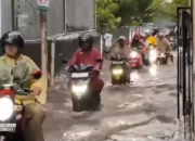 Banjir Parah Rendam Jalanan dan Pemukiman Tangsel dan Depok