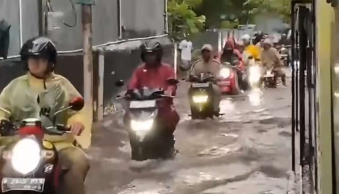 Banjir Parah Rendam Jalanan dan Pemukiman Tangsel dan Depok